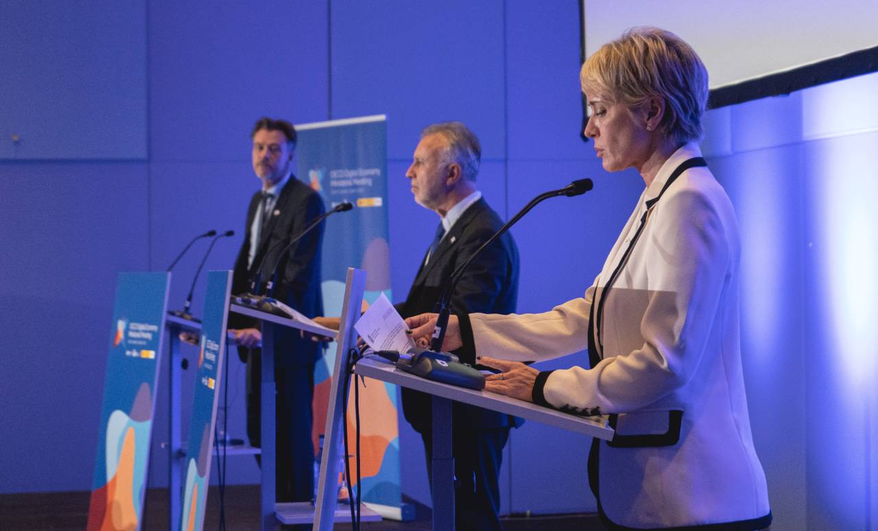 Foto: Carme Artigas, junto al presidente del Gobierno de Canarias, Ángel Víctor Torres, y el secretario general adjunto de la OCDE, durante la rueda de prensa en la Conferencia Ministerial sobre Economía Digital de la OCDE